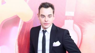 Звезда фильма «На игре» порезал ногу, когда пьяным напал с ножом на жену - 5-tv.ru - Москва