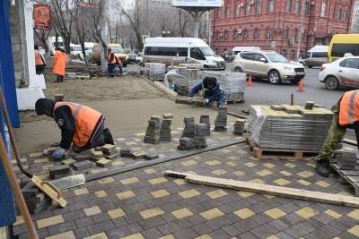 В Астрахани на улице Анри Барбюса обновляют пешеходные дорожки - astrakhanfm.ru - Астрахань
