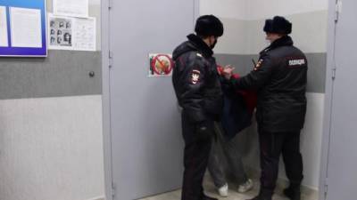 У мужчины нашли два пакетика с наркотиками при осмотре на Московском вокзале - piter.tv - Санкт-Петербург - Ярославская обл.