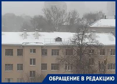Танцующая в метель крыша дома попала на видео в Воронеже - bloknot.ru - Воронеж
