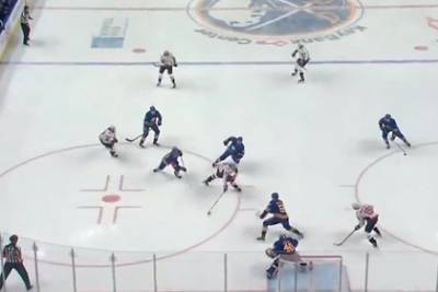 Александр Овечкин - Овечкин в падении отдал голевую передачу в первом матче нового сезона НХЛ - lenta.ru - Вашингтон