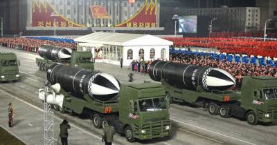 Ким Ченын - Ким Ирсен - КНДР показала на параде баллистическую ракету подводного базирования - ren.tv - КНДР - Пхеньян - Корея - Ракеты