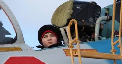 Посидел в настоящем истребителе: Балтфлот исполнил мечту 11-летнего мальчика из детдома - klops.ru - Калининград - Чкаловск