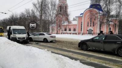 На улице Рахманинова в Пензе маршрутка попала в ДТП - penzainform.ru - Пензенская обл. - Пенза