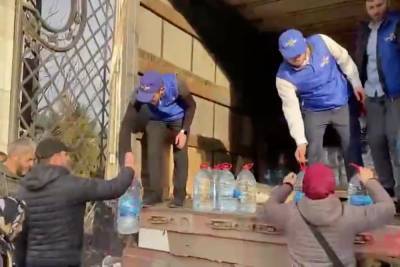 Фонд «Инсан» организовал раздачу бутилированной воды в Буйнакске - etokavkaz.ru - респ. Дагестан - Буйнакск - район Буйнакский
