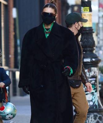 Джиджи Хадид - Длинное черное пальто + яркие ботинки с принтом — самое горячее сочетание для холодной зимы. Доказывает Джиджи Хадид - skuke.net