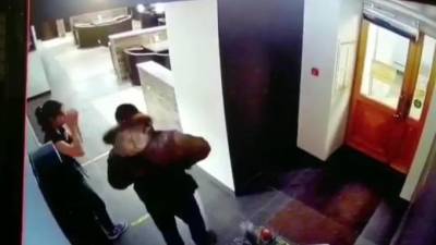 В Петербурге задержали агрессивного клиента кафе, избившего официантку - piter.tv - Санкт-Петербург