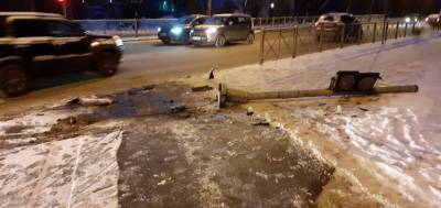 Сбитый в Выборгском районе светофор, не желает сдаваться - neva.today - Петербурга
