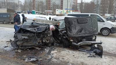 В Воронеже при столкновении «Нивы» и Toyota пострадали трое взрослых и ребёнок - vestivrn.ru - Воронеж