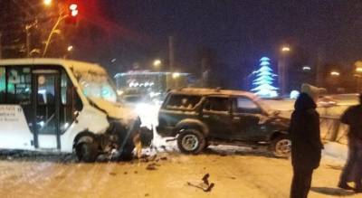 «Весь капот выворочен»: в Ярославле внедорожник врезался в маршрутку с пассажирами - progorod76.ru - Ярославская обл. - Ярославль