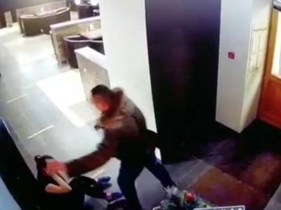 В Питере задержали мужчину, избившего официантку за отказ продать водку после 23:00 - sobesednik.ru - Смоленск - Санкт-Петербург
