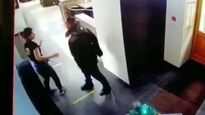 Мужчина избил официантку, отказавшую ему в выпивке. Видео - vesti.ru - Санкт-Петербург