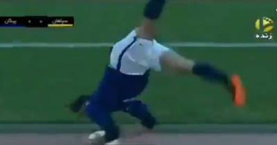 Сумасшедший бросок после сальто: в Иране футболист выбросил мяч из аута на 50 метров (видео) - tsn.ua - Иран