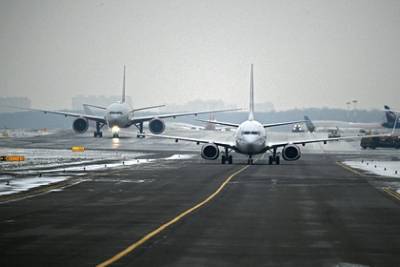 В Москве приземлился самолет со сломанным шасси - lenta.ru - Москва - Екатеринбург - Томск