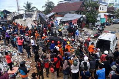 Число жертв серии землетрясений в Индонезии увеличилось до 56 - aif.ru - Индонезия