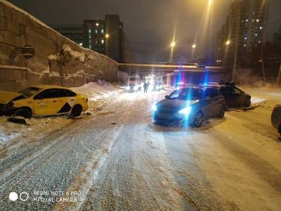 Ford Focus - В Екатеринбурге пьяный водитель такси устроил массовое ДТП - znak.com - Екатеринбург