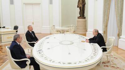 Владимир Путин - Никол Пашинян - Ильхам Алиев - Павел Зарубин - Путин встретил Алиева и Пашиняна объятиями - vesti.ru - Москва - Тула