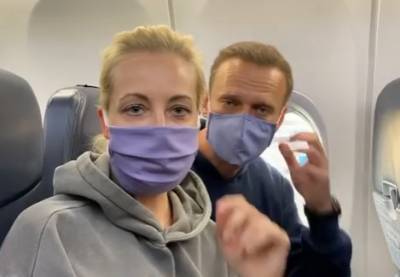 Алексей Навальный - Юлия Навальная - “Мальчик, водочки нам принеси, мы домой летим”: самолет с Навальным вылетел в Москву - unn.com.ua - Москва - Россия - Киев - Германия - Берлин