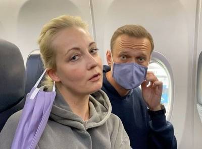 Навальный - Как встречают Навального в Москве: ОМОН даже у аэроэкспрессов и люди с цветами - sobesednik.ru - Москва