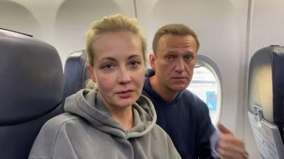 Алексей Навальный - Юлий Навальная - Рейс Навального в Москву задержали из-за буйного пассажира - bloknot.ru - Москва - Берлин