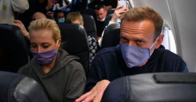 Алексей Навальный - Навальный с женой вылетели в Москву, куда согнали автозаки и агентов - tsn.ua - Москва - Берлин