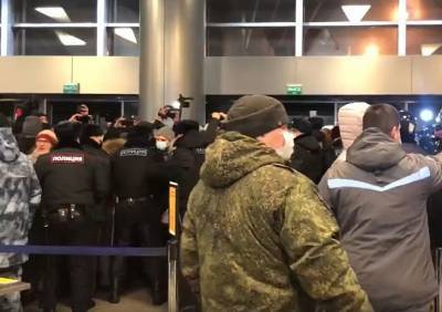 Алексей Навальный - ОМОН вытесняет сторонников Навального из аэропорта «Внуково» - ya62.ru - Москва