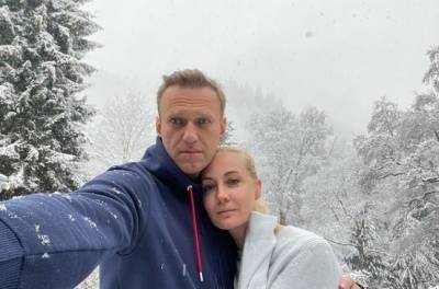 Алексей Навальный - Самолет из Берлина, на котором летит Навальный, перенаправили из Внуково в Шереметьево - znak.com - Берлин