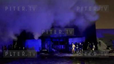 Загорелось здание на Калининской овощебазе в Петербурге - piter.tv - Санкт-Петербург - Петербург