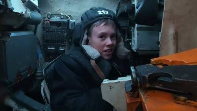 Роман Мартов - Военные Балтфлота исполнили мечту мальчика побывать в танке - iz.ru - Калининград