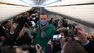 Алексей Навальный - Самолёт с Алексеем Навальным приземлился в аэропорту Шереметьево. Журналисты рассказали, что же происходило на борту - argumenti.ru