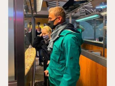 Алексей Навальный - Кира Ярмыш - Навального задержали во время паспортного контроля - unn.com.ua - Россия - Киев