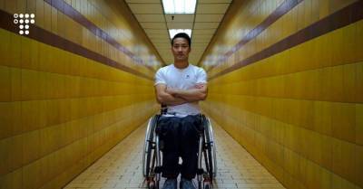 В Гонконге мужчина на инвалидной коляске поднялся на небоскреб, чтобы собрать деньги для людей с травмами спинного мозга - hromadske.ua - США - Гонконг