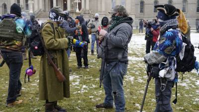 В Мичигане десятки американцев с оружием пришли к зданию парламента - vesti.ru - США - Вашингтон - шт. Мичиган
