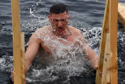 МЧС: количество прорубей для крещенских купаний в Хабаровском крае в 2021 году снизилось в 6 раз - interfax-russia.ru - Хабаровский край - Хабаровск