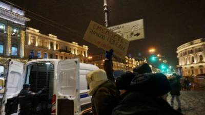 Алексей Навальный - Давид Френкель - У Гостиного двора в Петербурге задержали нескольких активистов - piter.tv - Москва - Санкт-Петербург