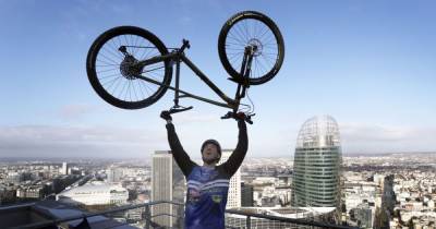 Покорил небоскреб на двух колесах: французский спортсмен взобрался на 140-метровое здание на велосипеде - tsn.ua - Франция