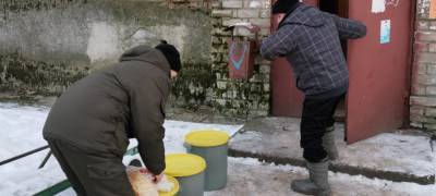 Волонтеры продолжают доставлять воду пенсионерам в райцентре Карелии, где замерз водопровод - stolicaonego.ru - район Питкярантский - республика Карелия