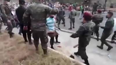В Гватемале полицейские и военные применили силу для разгона каравана мигрантов - piter.tv - США - Гондурас - Гватемала - Республика Гватемала