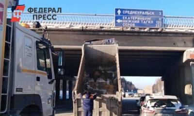 Валерий Горелых - Под Екатеринбургом грузовик с поднятым кузовом врезался в мост - fedpress.ru - Екатеринбург