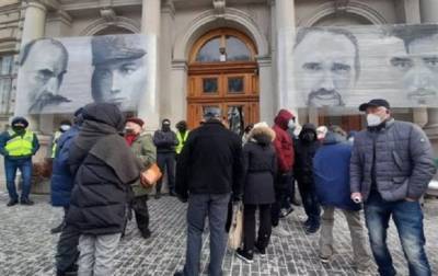 Львовяне вышли на "тарифный Майдан" к ОГА, на Буковине перекрыли дороги - korrespondent.net - Украина - Львов - Тарифы