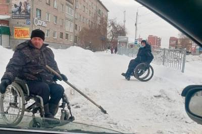 Инвалидам на колясках пришлось самим чистить снег в российском городе - lenta.ru - Новосибирск - Новосибирская обл. - Искитим