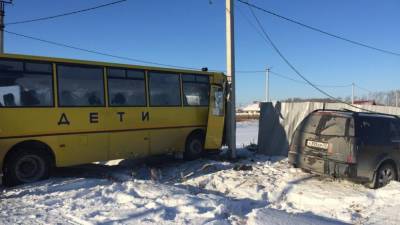 Под Тюменью автобус с 17 детьми врезался в столб после столкновения с «Кадиллаком» - newdaynews.ru - Тюмень - Тюменская обл. - район Тюменский