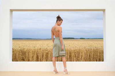 Платье с открытой спиной – модный выбор этого сезона - skuke.net - Victoria - county Beckham