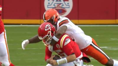 Футболист клуба NFL эффектно отправил соперника в нокдаун. Видео - vesti.ru - США - штат Канзас