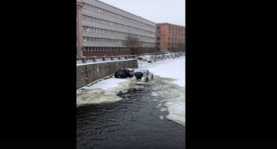 Петербургский экстремалы на дорогих вездеходах поломали лёд на Смоленке - neva.today - Санкт-Петербург