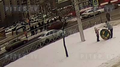 Появилось видео того, как автомобиль в Петербурге въехал в пешеходов - piter.tv - Санкт-Петербург