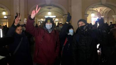 Алексей Навальный - В Петербурге около сорока человек вышли на одиночные пикеты в поддержку Навального. - riafan.ru - Санкт-Петербург