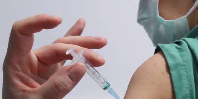 В Калифорнии хотят приостановить использование партии вакцины Moderna после случаев аллергии - nv.ua - США - шт. Калифорния - Los Angeles