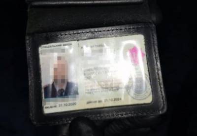 В Киеве задержали полицейского на взятке в $10 тысяч (фото) - facenews.ua - Киев