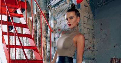 Анна Седокова - Анна Седокова в тесном купальнике едва удержала пышную грудь - tsn.ua